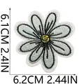 Vista dettagliata della toppa ricamata margherita bianca con dimensioni indicate chiaramente. - 6.1x6.2cm