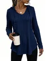 Gedetailleerde close-up van een marineblauwe geribbelde top met capuchon en V-hals - S / Tops / Marineblauw