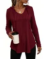 Detailopname van een bordeauxrode geribbelde top met capuchon en V-hals details - S / Tops / Bordeauxrood