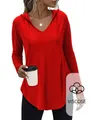 Gedetailleerde weergave van een rood dames hooded T-shirt met V-hals en viscose stof. - Rood