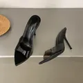 Vista laterale di eleganti sabot neri con tacco alto e punta trasparente alla moda. - 35 / Nero