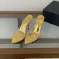 Dettaglio di sabot dorati a punta con cinturino trasparente e tacco a spillo elegante - 35 / Oro