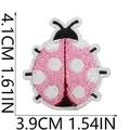 Vista dettagliata di una toppa ricamata a forma di coccinella rosa con misure precise. - Coccinella (C9YY-062-21)