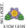 Dettaglio ravvicinato di toppa ricamata fiore viola con misure 2,8 cm x 4,1 cm - Fiore a Cinque Petali Viola (C9YY-062-22)
