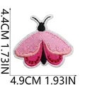 Vista dettagliata della toppa ricamata farfalla rosa con dimensioni 4,9 x 4,4 cm - Farfalla Rosa (C9YY-072-23)