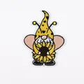 Vue détaillée de l'écusson brodé gnome abeille tournesol avec dimensions 8x6cm - Gnome Tournesol (W18MF-165-11) / 6x8cm