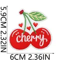 Macro di una toppa ricamata a ciliegia che mostra misure precise di 6cm per 5,9cm - Stile Cherry con Cuori Rossi (C26YT-12-08)