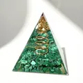 Nahaufnahme einer 5cm Harz-Pyramide mit grünen Malachitsteinen und goldener Kupferspule - DI Malachit + Pagode / 5cm