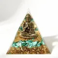Detailansicht eines 5cm Orgonit-Pyramiden-Harz-Ornaments mit Buddha-Statue und Steinen - N3 Buddha Blauer Türkis / 5cm