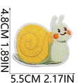 Dettaglio della trama di una simpatica toppa ricamata a lumaca gialla - Lumaca Animata (C9YY-09-02)