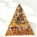 Detail eines 5cm großen Harzpyramiden-Ornaments mit goldenem Buddha und Amethyst. - N2 Buddha Amethyst / 5cm