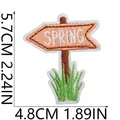 Bestickter Aufnäher zum Thema Frühling mit einem hölzernen Wegweiser und Grasdetail - Holzschild-Form (C9YY-072-03)