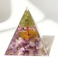 Detailansicht einer 5cm Pyramide aus Harz mit Amethyststeinen und goldenem Glitzerstaub - K2 Amethyst + Olivenbaum / 5cm