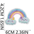 Ricamo dettagliato di una toppa arcobaleno e nuvola con dimensioni in cm e pollici. - Nuvole Arcobaleno (C9YY-07-16)