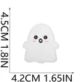 Primo piano della toppa ricamata fantasma bianco di Halloween, misura 1,8x1,65 pollici - Toppa Fantasma Sorridente (C7BF-078-04)