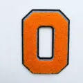 Detailansicht des 12 cm großen orangefarbenen Chenille-Buchstabens O - Buchstabe O / Höhe 12cm / Orange