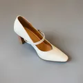 Vista detallada de un zapato Mary Jane vintage blanco con tacón de bloque y textura de cuero - 34 / Blanco Roto (Tacón de 8cm)