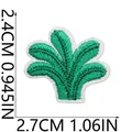 Vista dettagliata con dimensioni 2,7x2,4 cm della toppa termoadesiva ricamata a pianta - Erba Verde (X19HD-045-06)