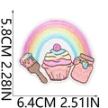 Vista detallada del parche bordado de cupcake arcoíris con medidas de 5,8x6,4 cm - Juego de Tarros de Pincel de Postre de Dibujos Animados (X10HL-09-06)