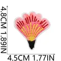 Dettaglio toppa ricamata floreale con dimensioni 4,8 cm x 4,5 cm per la scala - Fiore Rosa Viola (X19HD-066-07)