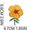Vista macro con le misure di altezza e larghezza della toppa ricamata a fiori gialli - Fiore Giallo Rosso (X19HD-09-09)