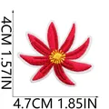 Vista dettagliata della toppa ricamata a fiore rosso con misure esatte in CM e IN - Fiore Rosso e Giallo (X19HD-06-10)