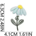 Dettaglio della toppa ricamata a margherita con dimensioni esatte 6,3x4,1 cm - Margherita Blu Chiaro (X19HD-068-11)