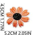 Dettaglio della toppa ricamata girasole arancione con misure espresse in CM e in IN - Girasole Arancione (X19HD-085-12)