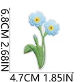 Vista dettagliata della toppa ricamata di fiori nontiscordardimé da 6,8x4,7 cm. - Nontiscordardimé Blu Chiaro (X19HD-068-14)