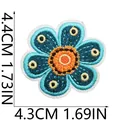 Primo piano della toppa ricamata fiore del sole blu con misure di 4,4 cm di altezza e 4,3 cm. - Girasole Blu (X19HD-083-16)