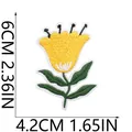 Dettaglio della toppa ricamata fiore giallo 6cm x 4,2cm per decoro abbigliamento. - Fiore Giallo (X19HD-068-17)