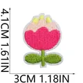 Dettaglio della toppa ricamata a forma di tulipano rosa con misure 4,1 cm x 3 cm - Tulipano (X19HD-048-19)