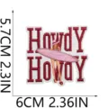 Vista dettagliata della toppa ricamata rosa surf girl con testo Howdy, misura 6x5,7 cm - Ragazza del Surf Howdy (C20HG-095-02)