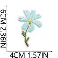 Toppa ricamata a margherita azzurra 6x4cm per decorazione di vestiti e borse moda - Margherita Blu Chiaro (X19HD-06-21)