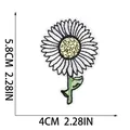 Vista dettagliata di una toppa ricamata con margherita bianca termoadesiva, 5,8x4 cm - Girasole (X19HD-078-25)