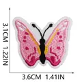 Dettaglio ravvicinato di una toppa ricamata a farfalla rosa con misure in cm e pollici - Farfalla Rosa Viola (X19HD-068-28)