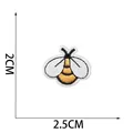 Vista dettagliata delle dimensioni di 2,5 cm x 2 cm di una toppa ricamata con ape - Piccola Ape (X19HD-04-29)