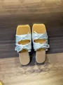 Stilvolle hellblaue flache Damensandalen mit Doppelschleifendekor und eckiger Zehe - 40 / Breite Vorderpassform / Silber