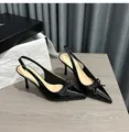 Dettaglio elegante di tacchi a spillo in vernice nera con punta e fiocco decorativo. - 38 / 6.5cm Heel (Wide Fit) / Nero