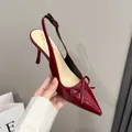 Dettaglio di scarpa slingback in vernice rosso vino con punta affilata e fiocco. - 38 / 4,5 cm Altezza del Tacco / Borgogna