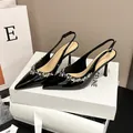 Eleganti scarpe slingback nere a punta con decorazioni floreali in strass scintillanti. - 38 / Pelle verniciata / 4.50cm / Nero