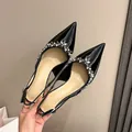 Eleganti scarpe slingback nere in vernice con punta affusolata e fiore di strass - 38 / Pelle verniciata / Versione larga / 4.50cm / Nero