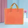 Detail eines matt orangefarbenen Kunststoff-Einkaufsbeutels mit gelben Griffen für Geschenke - Orange Goldrand / Klein 14 Seide 30*25 Boden 6CM (10er Pack)