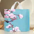 Blaue Kunststoff-Geschenktüte mit Blumen- und Vogelprint und stabilen weißen Griffen - Vögel auf Zweigen / Klein 14 Seide 30*25 Boden 6CM (10er Pack)