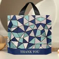 Blaue Kunststoff-Geschenktüte mit geometrischem Muster und weißem Thank You Aufdruck - Geometrisches Dreieck Thank You / Klein 14 Seide 30*25 Boden 6CM (10er Pack)