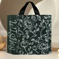 Elegante schwarze Kunststoff-Geschenktüte mit weißen Blumenmustern und Wishes-Schriftzug - Dunkelgrüner Verlauf Blumenstil / 14 Seide Klein 30x25x6cm (10er Pack)