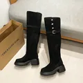 Stivali sopra il ginocchio in camoscio nero con plateau e fibbia per un look invernale trendy. - 36 / Nero Fodera di Peluche