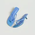 Vista detallada superior de sandalias de dedo azul claro con un elegante tacón bajo - 33 / Azul cielo