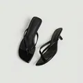 Elegantes sandalias de dedo negras minimalistas con tacón bajo y tiras delgadas - 33 / Negro