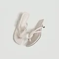 Elegantes sandalias de dedo color crema con tacón bajo y detalle de cuenta dorada - 38 / Blanco Roto